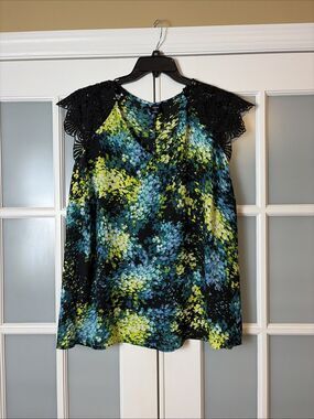✨City Streets Women's Multi-Colored V-Neck Pullover Short Sleeve Blouse size 1X✨